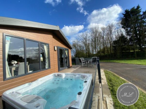 The Retreat 1 - Hot tub Lodge, pet friendly, WiFi & bed linen- Golden Palm Resort - Meadow Lakes Caravan & Lodge Hire